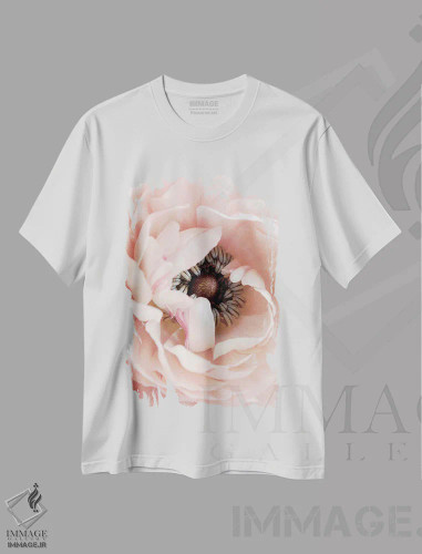 تیشرت سفید طرح دار زیبا در میان گل های صورتی، تزئینی اثر لیا استراتسما | فروشگاه ایماژ