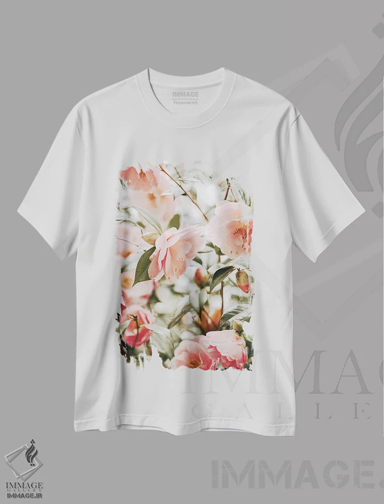 تیشرت سفید طرح دار گل های صورتی پر احساس، تزئینی اثر لیا استراتسما | immage.ir