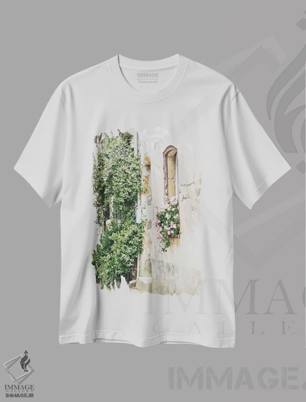تیشرت سفید طرح دار قدم زدن در شهر قدیمی، مدیوم اثر لیا استراتسما | فروشگاه ایماژ
