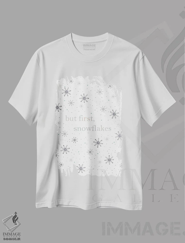 تیشرت سفید طرح دار اما اول برفک ها، تزئینی اثر لیا استراتسما | immage.ir