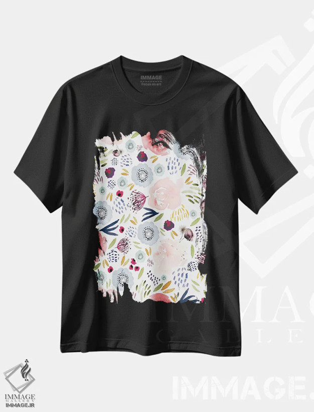تیشرت مشکی طرح دار گل های صورتی، قرمز و آبی، تزئینی اثر لیا استراتسما | فروشگاه ایماژ