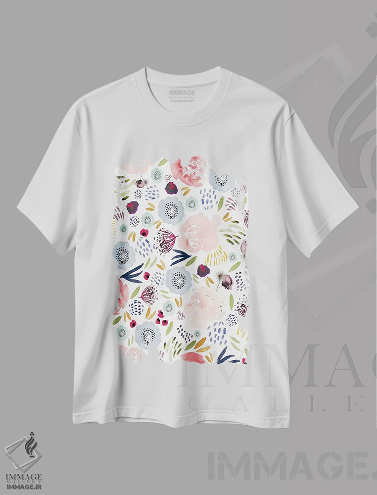 تیشرت سفید طرح دار گل های صورتی، قرمز و آبی، تزئینی اثر لیا استراتسما | immage.ir
