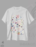تیشرت سفید طرح دار گل های صورتی، قرمز و آبی، تزئینی اثر لیا استراتسما | immage.ir