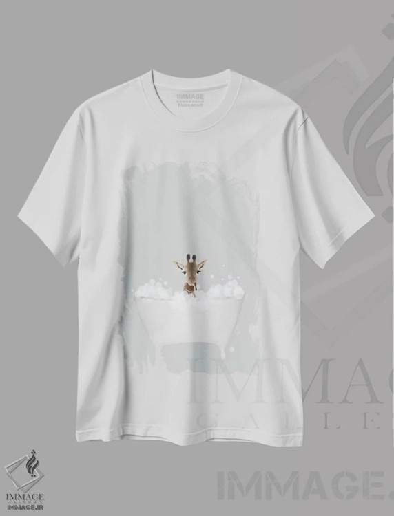 تیشرت سفید طرح دار زرافه در حمام آبی، تزئینی اثر لیا استراتسما | فروشگاه ایماژ