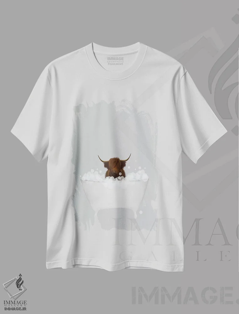 تیشرت سفید طرح دار گاو کوهستانی در حمام آبی، تزئینی اثر لیا استراتسما | immage.ir