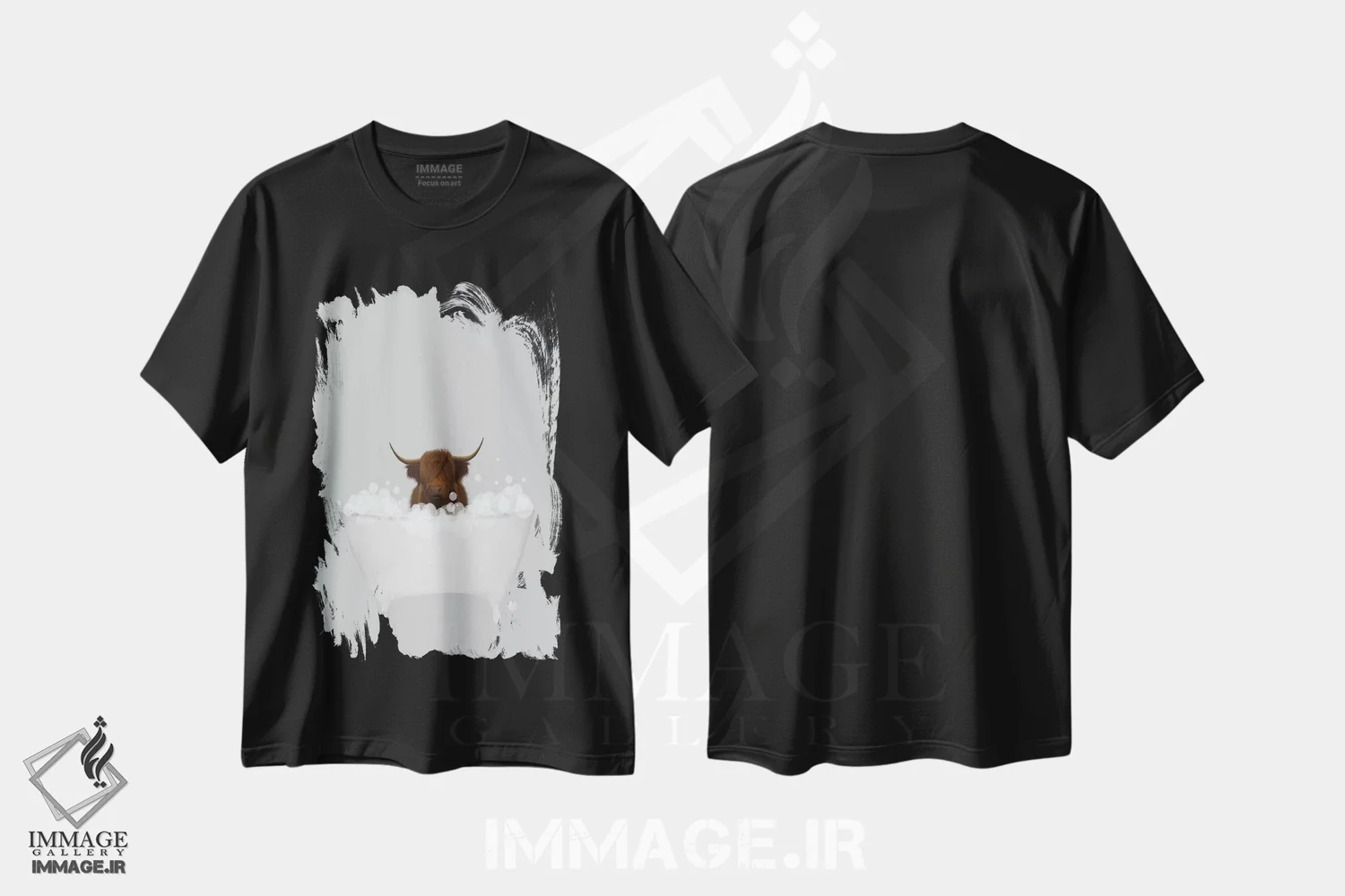 تیشرت مشکی طرح دار گاو کوهستانی در حمام آبی، تزئینی اثر لیا استراتسما | فروشگاه ایماژ