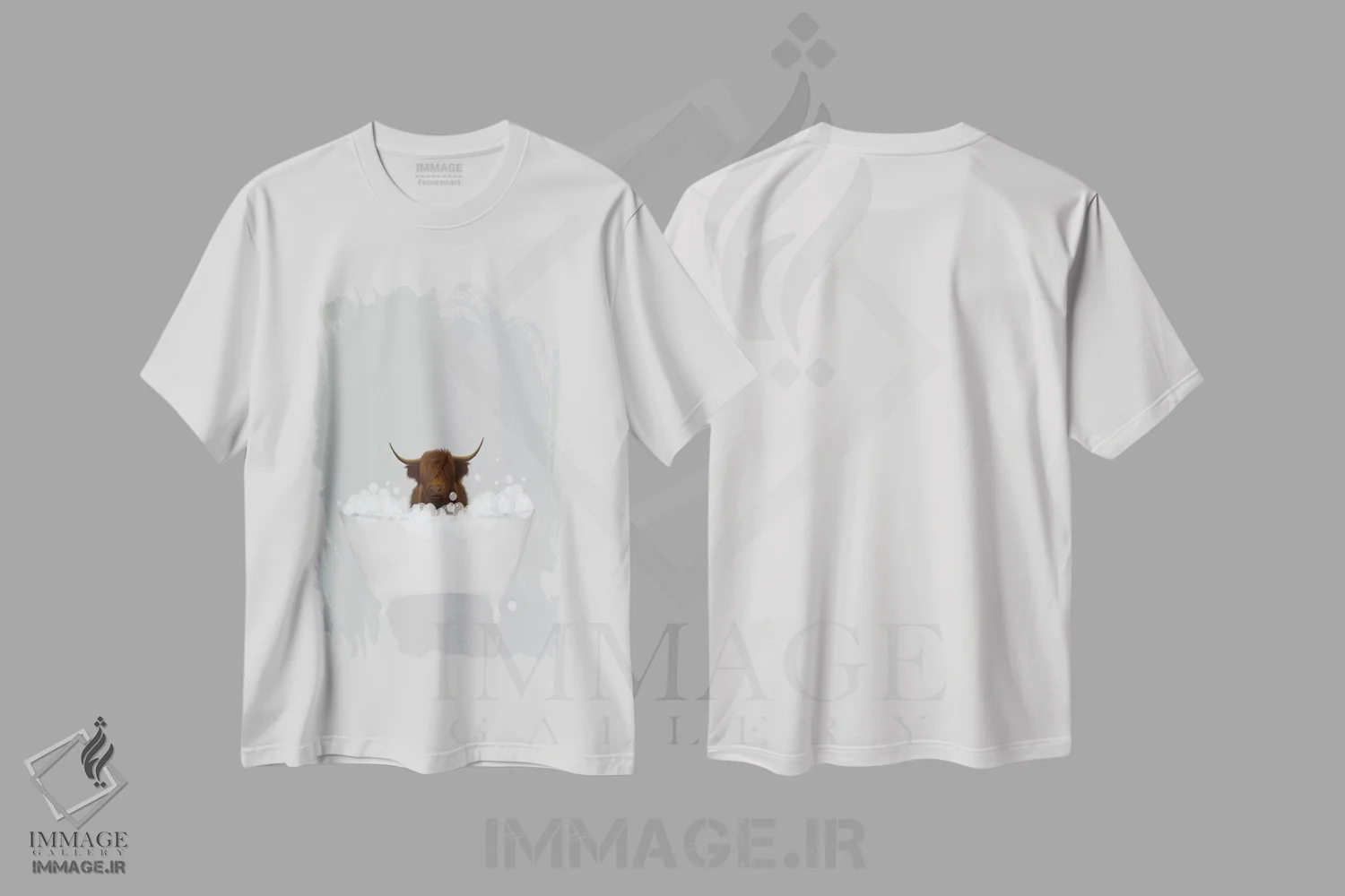 تیشرت سفید طرح دار گاو کوهستانی در حمام آبی، تزئینی اثر لیا استراتسما | immage.ir