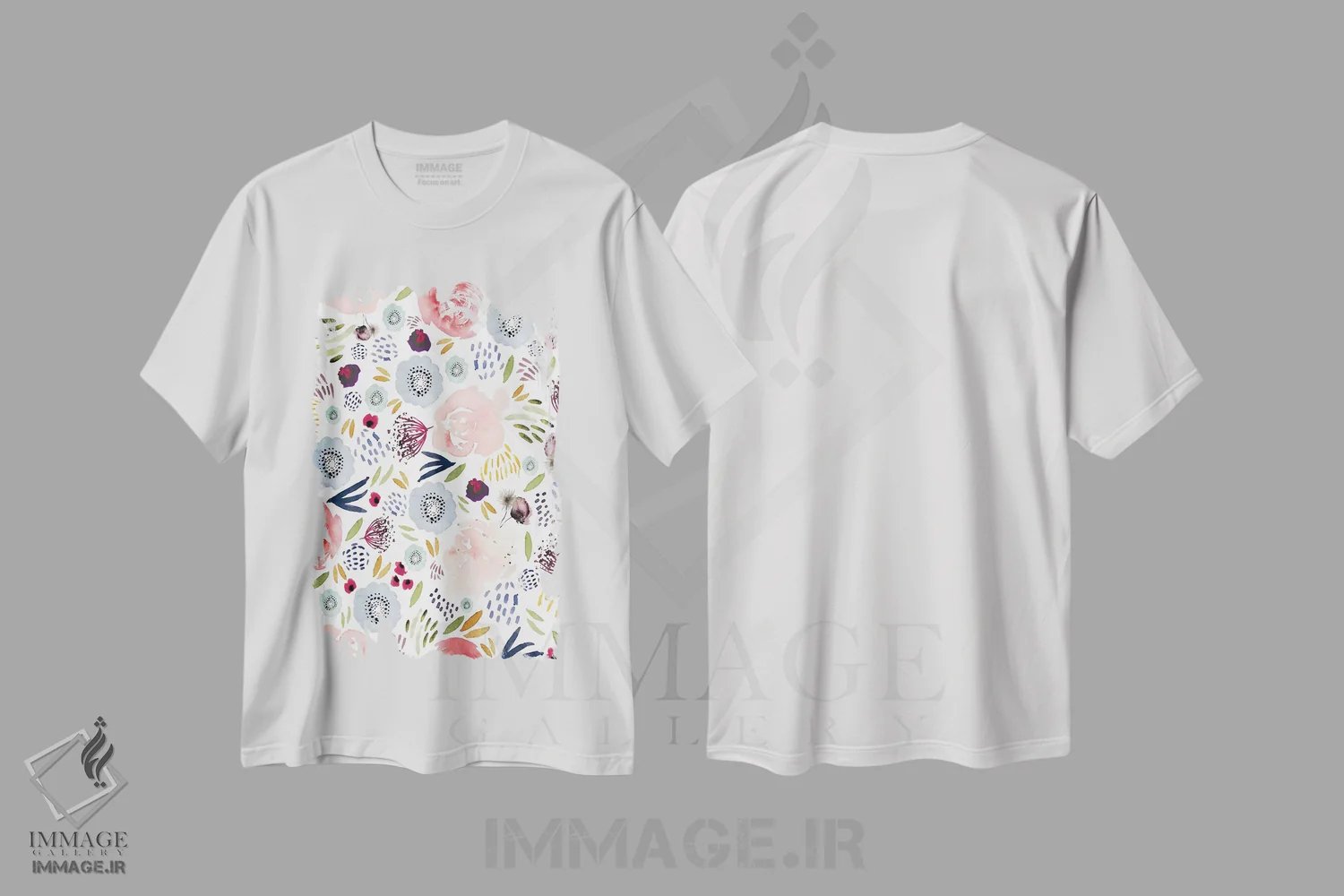 تیشرت سفید طرح دار گل های صورتی، قرمز و آبی، تزئینی اثر لیا استراتسما | immage.ir