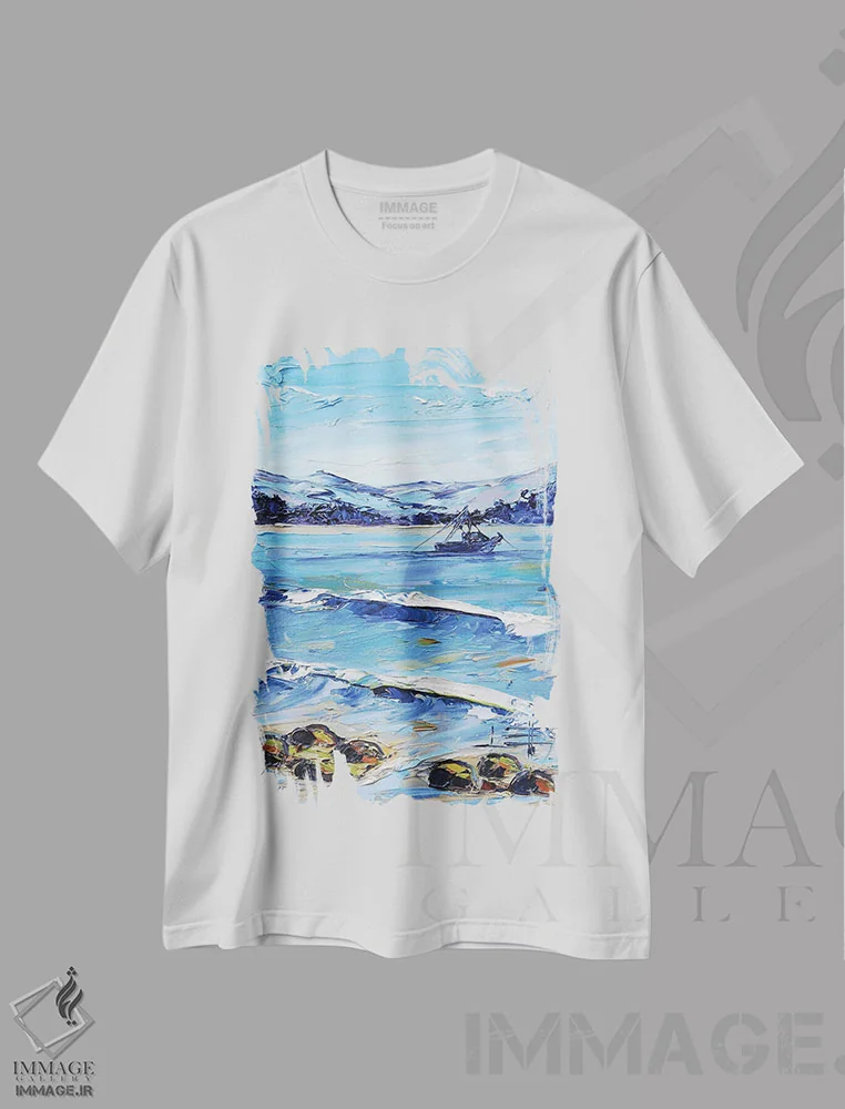 تیشرت سفید طرح دار روزی در مانتری، دکور ساحلی اثر لیزا الی | فروشگاه ایماژ