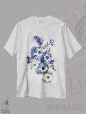 تیشرت سفید طرح دار دسته گل آبی II، تزئینی اثر لسیا بینکین | فروشگاه ایماژ