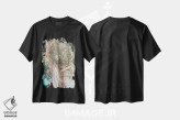 تیشرت مشکی طرح دار نگاه رو به بالا میان برگ های درخت سرو کوهی، دکور کلبه و لژ اثر لورا ایوانز | فروشگاه ایماژ