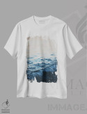 تیشرت سفید طرح دار موج های دریا، دکور ساحلی اثر لورا ایوانز | immage.ir