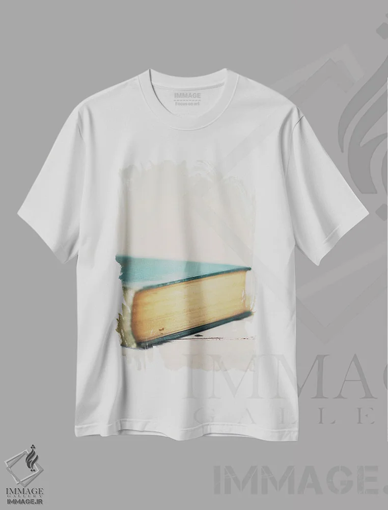 تیشرت سفید طرح دار یک جلد کتاب، تزئینی اثر لورا ایوانز | immage.ir