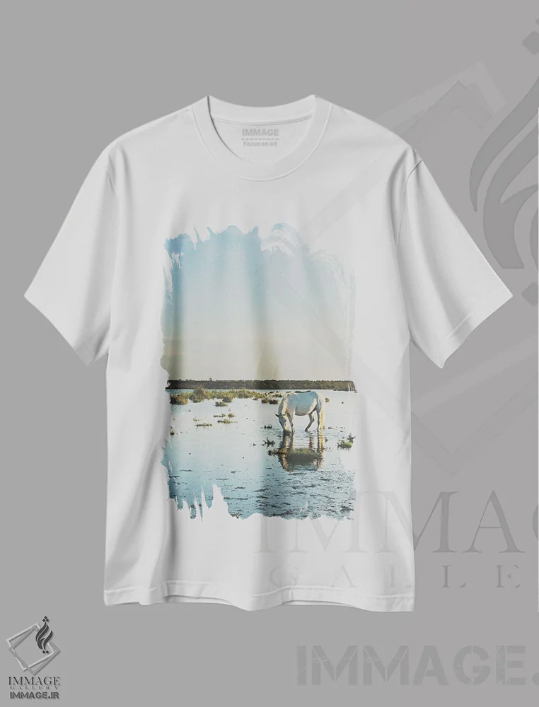 تیشرت سفید طرح دار اسب های کامارگ XXI، دکور ساحلی اثر لورا ایوانز | فروشگاه ایماژ