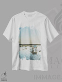 تیشرت سفید طرح دار اسب های کامارگ XXI، دکور ساحلی اثر لورا ایوانز | فروشگاه ایماژ