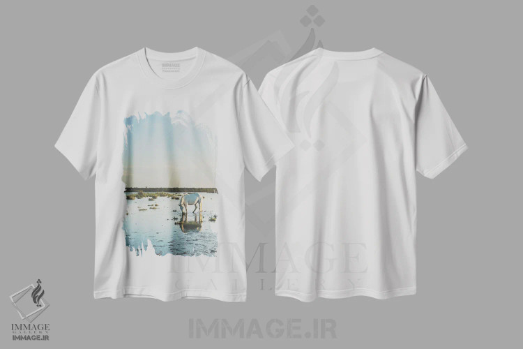 تیشرت سفید طرح دار اسب های کامارگ XXI، دکور ساحلی اثر لورا ایوانز | فروشگاه ایماژ