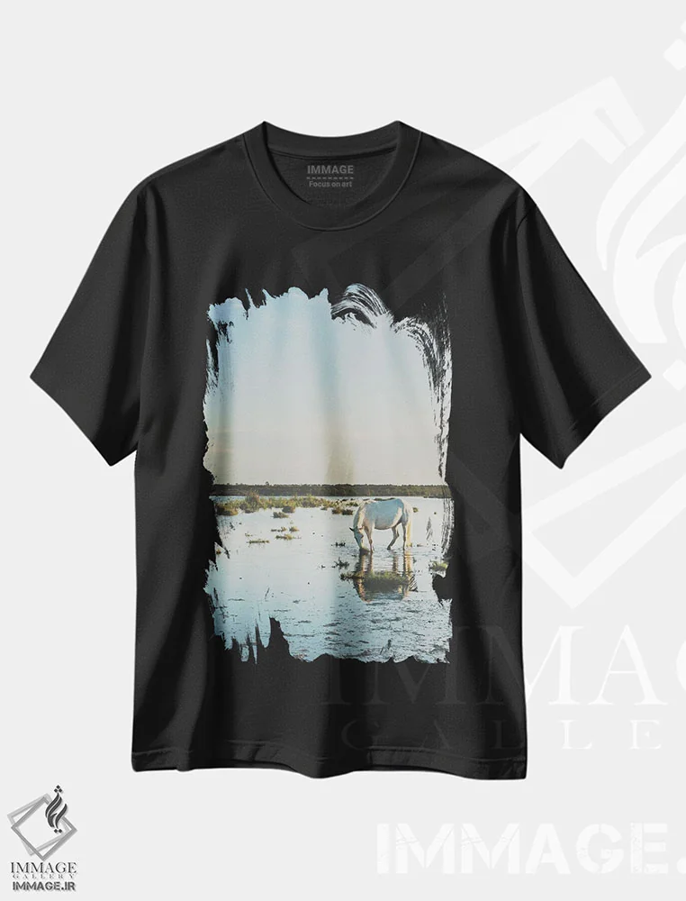 تیشرت مشکی طرح دار اسب های کامارگ XXI، دکور ساحلی اثر لورا ایوانز | immage.ir