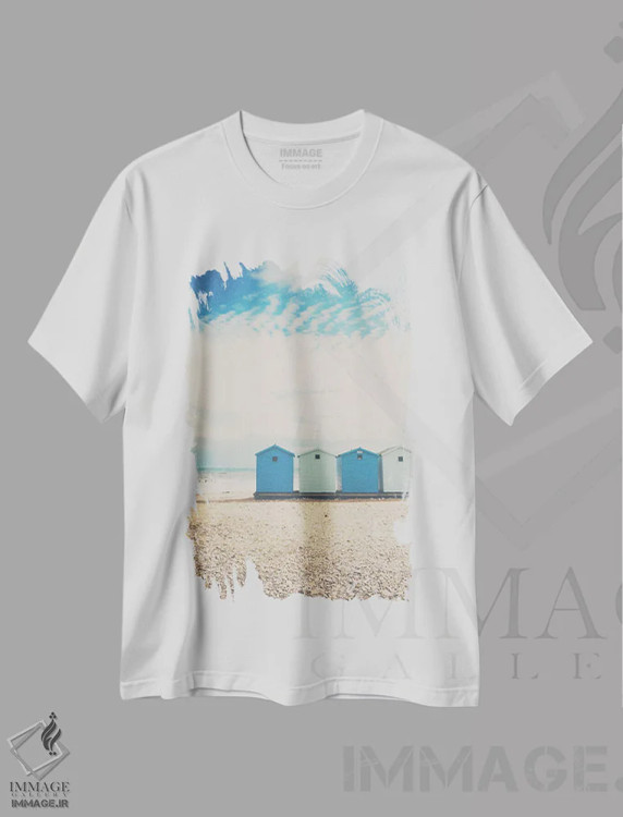 تیشرت سفید طرح دار کلبه های ساحلی چرموس، دکور ساحلی اثر لورا ایوانز | فروشگاه ایماژ