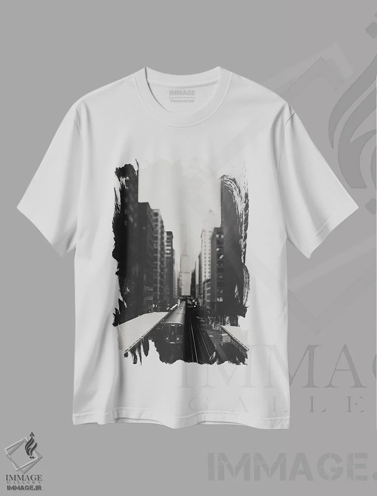 تیشرت سفید طرح دار قطار L در منطقه ساوت لوپ شیکاگو، عکاسی سیاه و سفید اثر لورا ایوانز | immage.ir