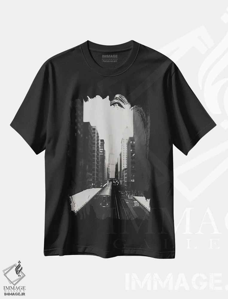 تیشرت مشکی طرح دار قطار L در منطقه ساوت لوپ شیکاگو، عکاسی سیاه و سفید اثر لورا ایوانز | فروشگاه ایماژ