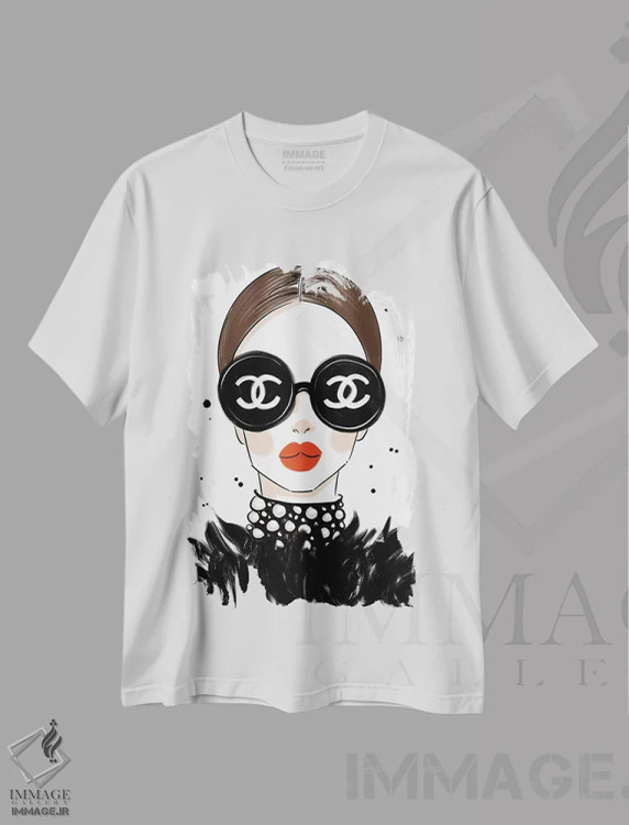 تیشرت سفید طرح دار عینک آفتابی شنل، تزئینی اثر لا فَم ژوژو | immage.ir