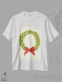 تیشرت سفید طرح دار حلقه گل کریسمس، دکور تعطیلات اثر لا فَم ژوژو | immage.ir