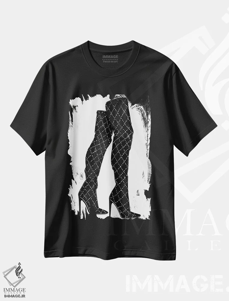 تیشرت مشکی طرح دار چکمه های بلند براق، تزئینی اثر لا فَم ژوژو | immage.ir