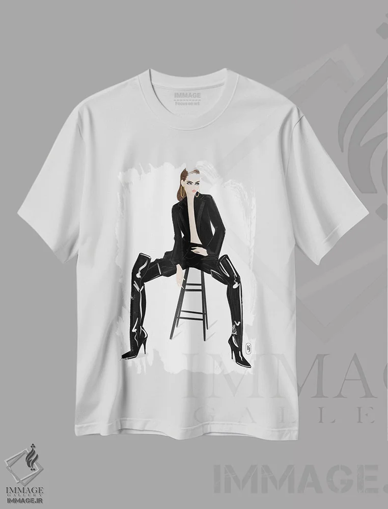 تیشرت سفید طرح دار چکمه های چرمی مشکی، مدیوم اثر لا فَم ژوژو | immage.ir