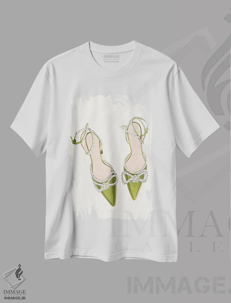 تیشرت سفید طرح دار کفش پاشنه بلند سبز درخشان، تزئینی اثر لا فَم ژوژو | immage.ir