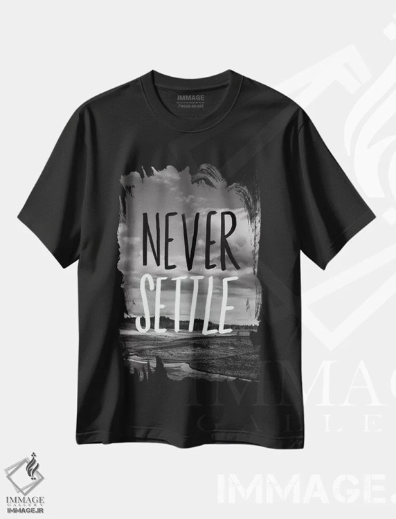 تیشرت مشکی طرح دار هرگز قانع نشو، هنر تزئینی سیاه و سفید اثر لیا فلورس | فروشگاه ایماژ