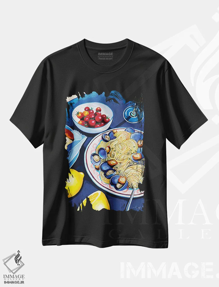 تیشرت مشکی طرح دار لینگویینی و صدف، دکور معاصر اثر لورِل گرینفیلد | فروشگاه ایماژ