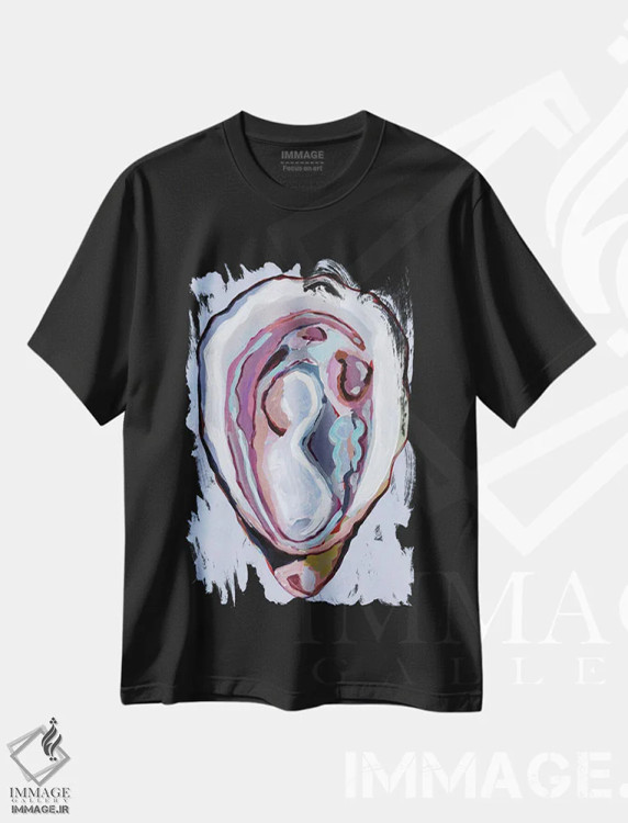 تیشرت مشکی طرح دار صدف در رنگ های پاستلی، هنر فاخر معاصر اثر لورِل گرینفیلد | immage.ir