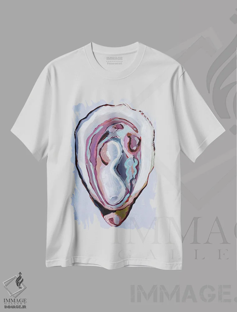 تیشرت سفید طرح دار صدف در رنگ های پاستلی، هنر فاخر معاصر اثر لورِل گرینفیلد | فروشگاه ایماژ