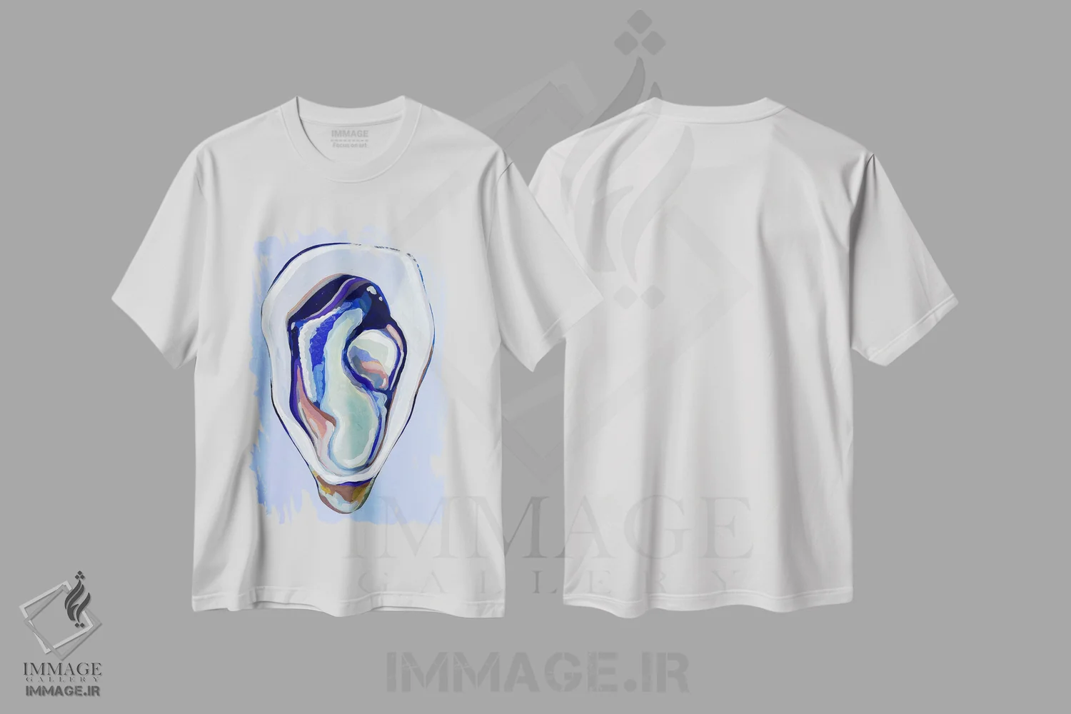 تیشرت سفید طرح دار صدف در آبی دریایی و سبز دریایی، دکور ساحلی اثر لورِل گرینفیلد | immage.ir