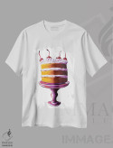 تیشرت سفید طرح دار کیک با گیلاس روی آن، تزئینی اثر لورِل گرینفیلد | immage.ir