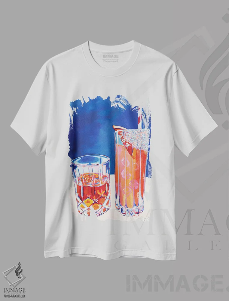 تیشرت سفید طرح دار کوکتل های ماه عسل، تزئینی اثر لورِل گرینفیلد | immage.ir