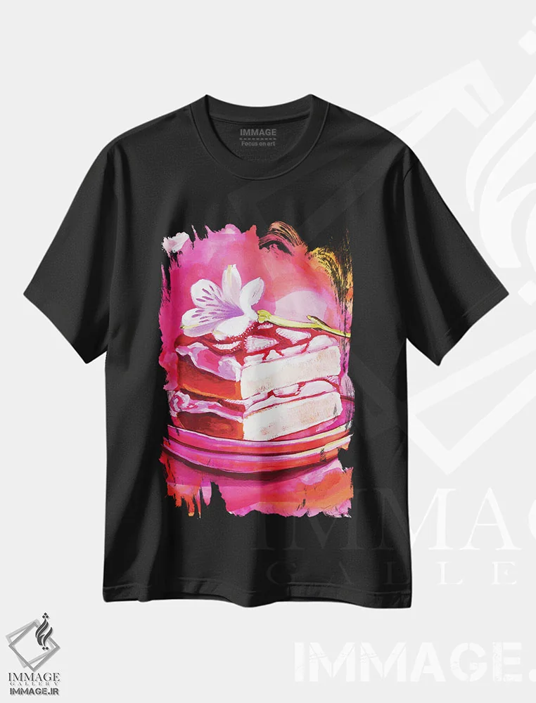 تیشرت مشکی طرح دار کیک گل توت فرنگی، مدیوم اثر لورِل گرینفیلد | immage.ir