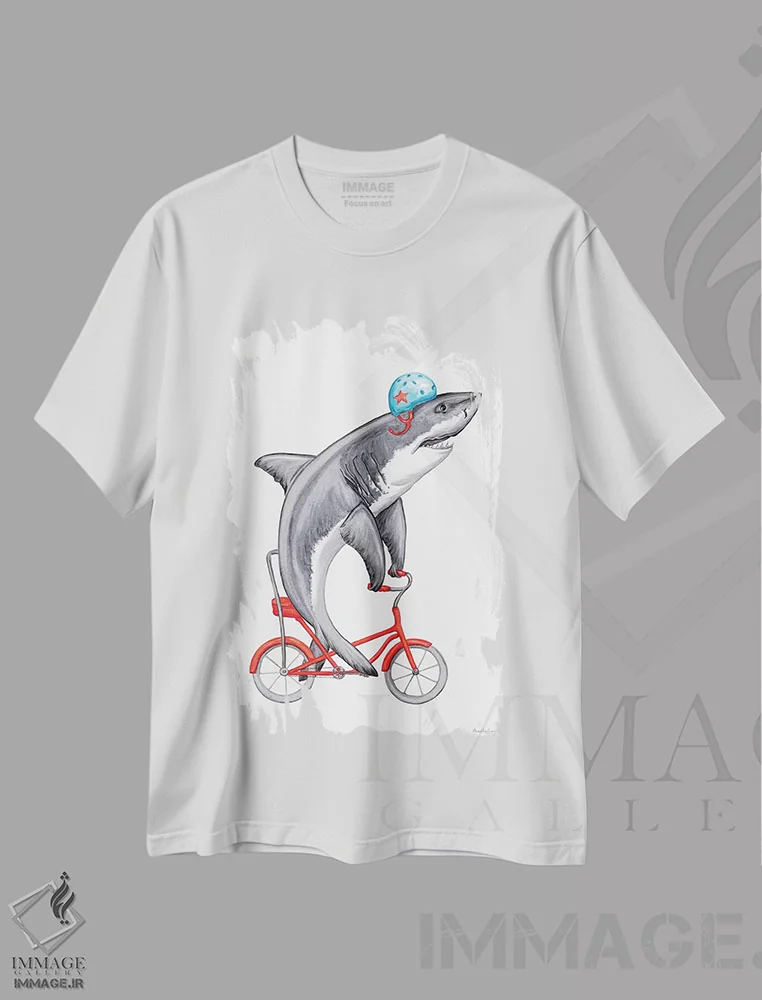 تیشرت سفید طرح دار کوسه روی دوچرخه، تزئینی اثر آملی لگو | فروشگاه ایماژ