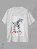 تیشرت سفید طرح دار کوسه روی دوچرخه، تزئینی اثر آملی لگو | فروشگاه ایماژ