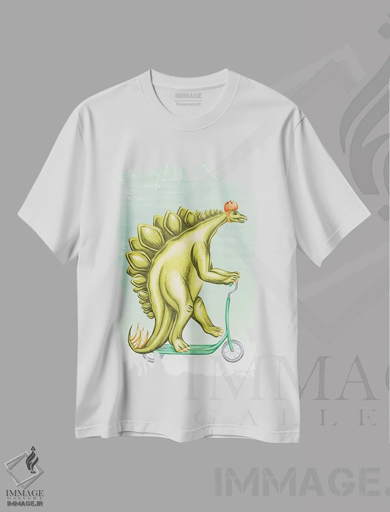 تیشرت سفید طرح دار اِستگوسور روی اسکوتر، تزئینی اثر آملی لگو | immage.ir