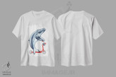 تیشرت سفید طرح دار نهنگ دوچرخه سوار، تزئینی اثر آملی لگو | immage.ir