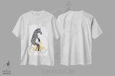 تیشرت سفید طرح دار گورخر دوچرخه سوار، تزئینی اثر آملی لگو | immage.ir