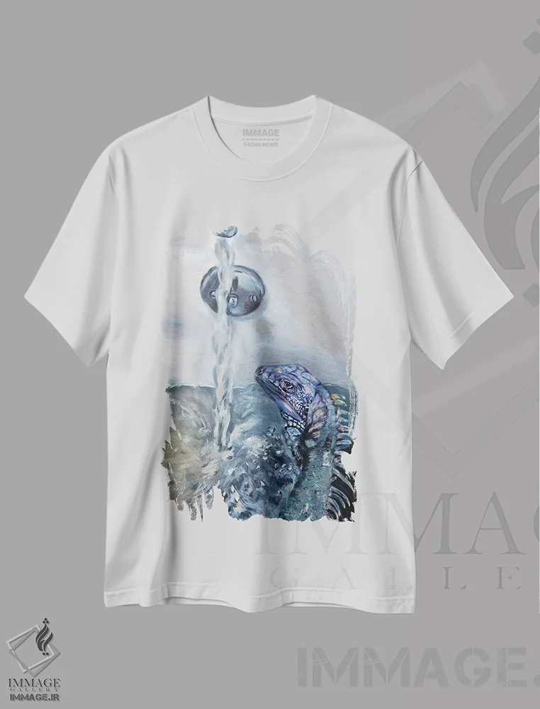 تیشرت سفید طرح دار حمام مارمولک، مدیوم اثر لیزا گلدفارب | immage.ir