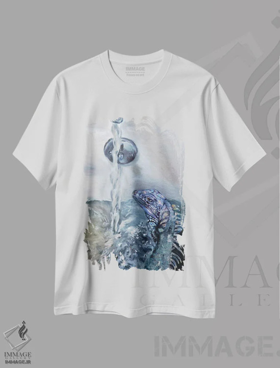 تیشرت سفید طرح دار حمام مارمولک، مدیوم اثر لیزا گلدفارب | immage.ir