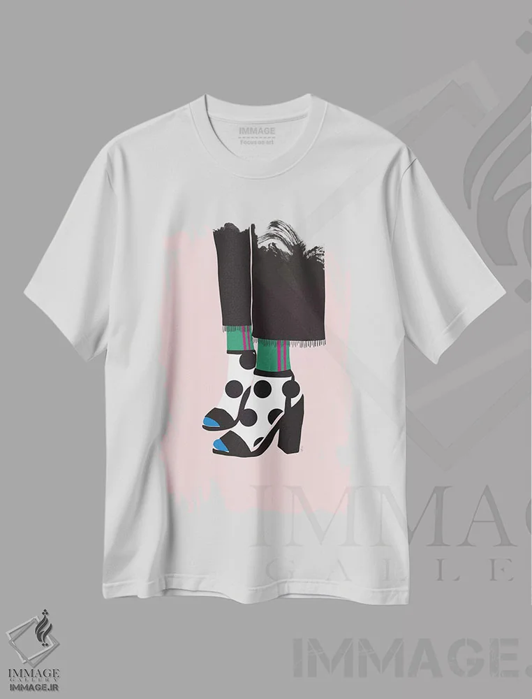 تیشرت سفید طرح دار جوراب و پاشنه دار، تزئینی اثر لیندا گوبتا | immage.ir