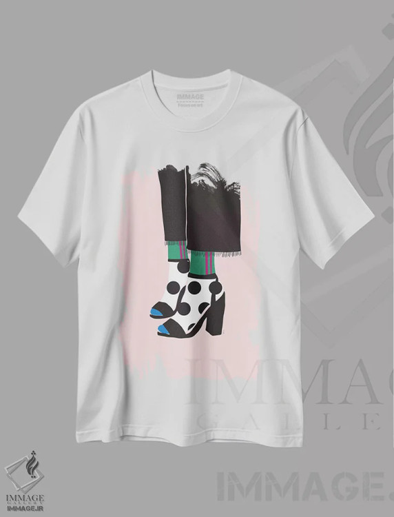 تیشرت سفید طرح دار جوراب و پاشنه دار، تزئینی اثر لیندا گوبتا | immage.ir