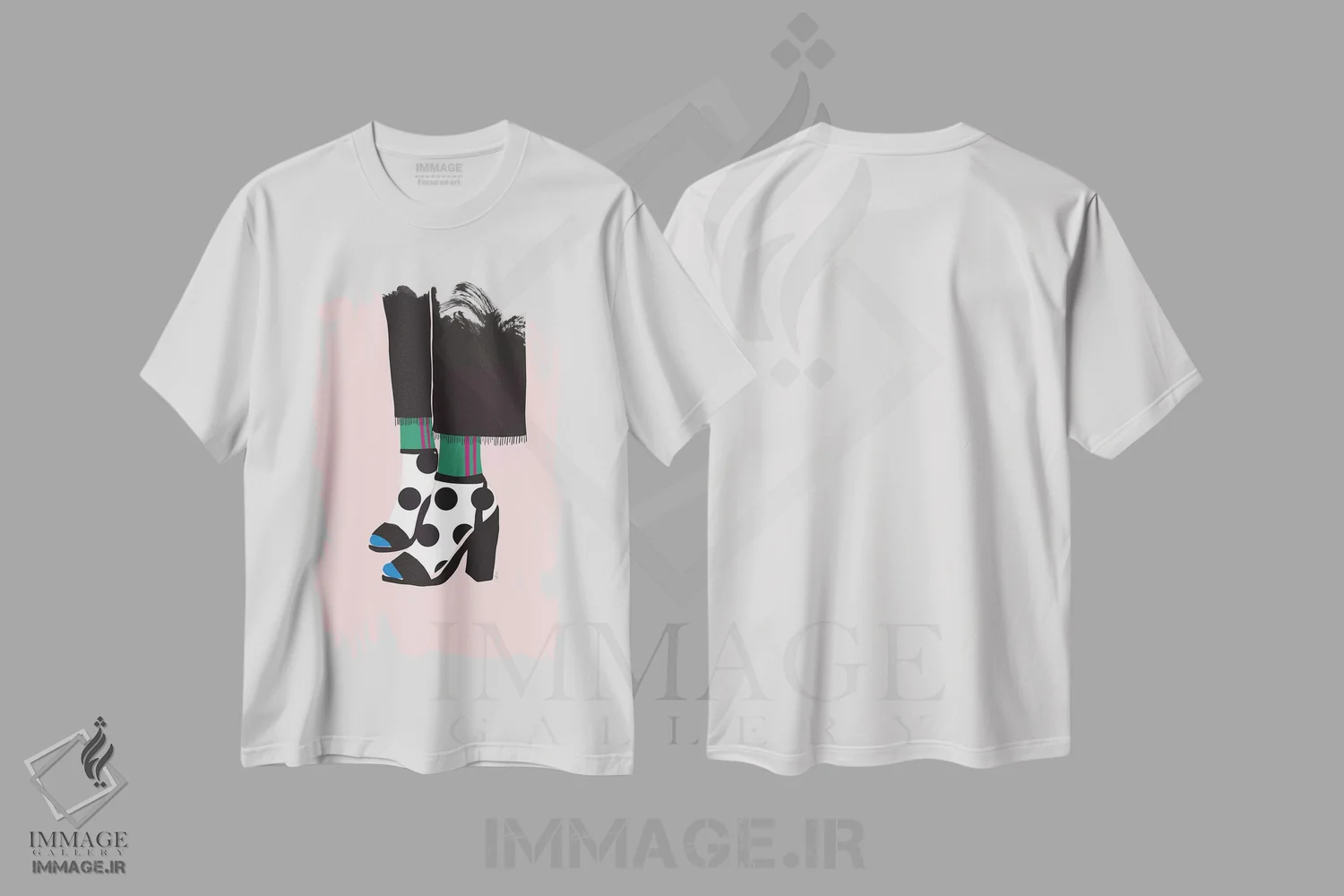 تیشرت سفید طرح دار جوراب و پاشنه دار، تزئینی اثر لیندا گوبتا | immage.ir