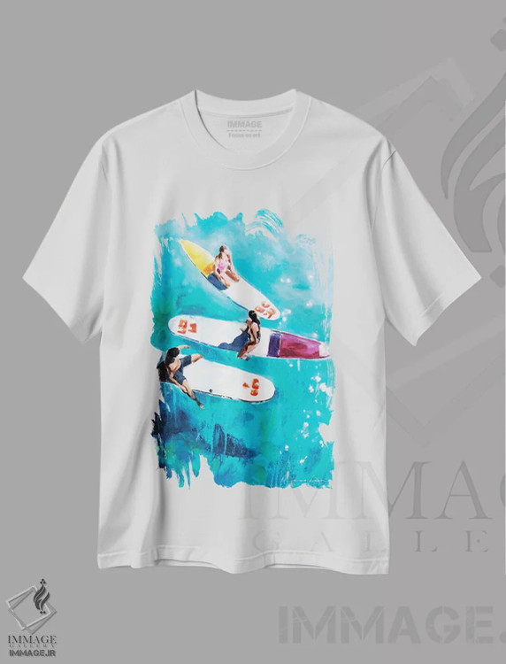 تیشرت سفید طرح دار پیوند موج سواران، دکور ساحلی اثر سو بنگ لیم | immage.ir