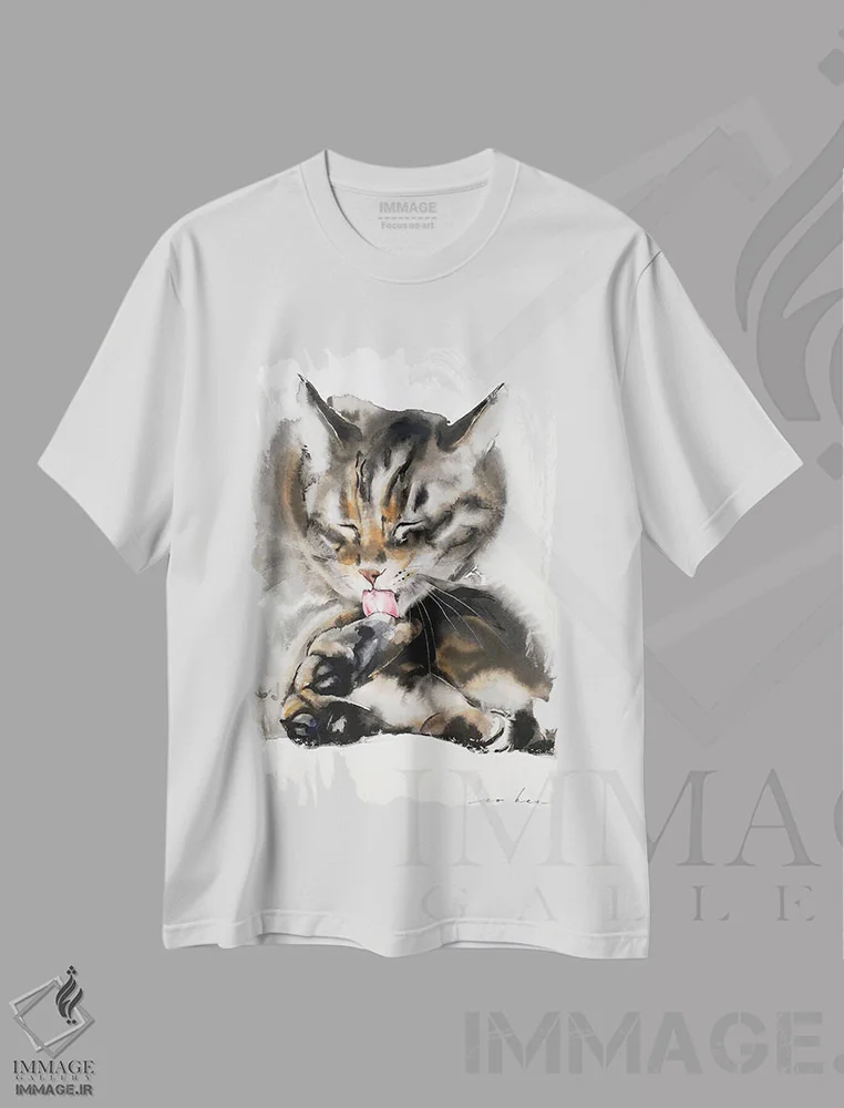 تیشرت سفید طرح دار گربه در حال تیمار II، تزئینی اثر سو بنگ لیم | فروشگاه ایماژ