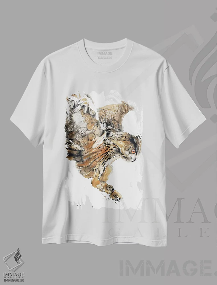 تیشرت سفید طرح دار شکار جغد، دکور کلبه و لژ اثر سو بنگ لیم | فروشگاه ایماژ